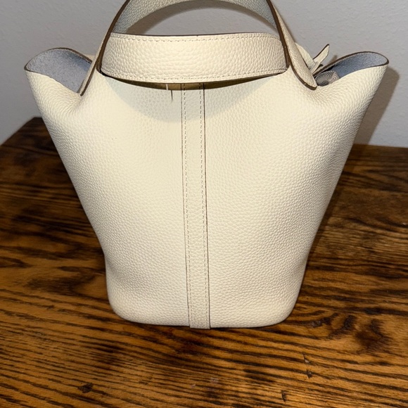 Elegant Cream Bucket Leather Handbag with Gold Accents. Very good condition. - Picture 8 of 9